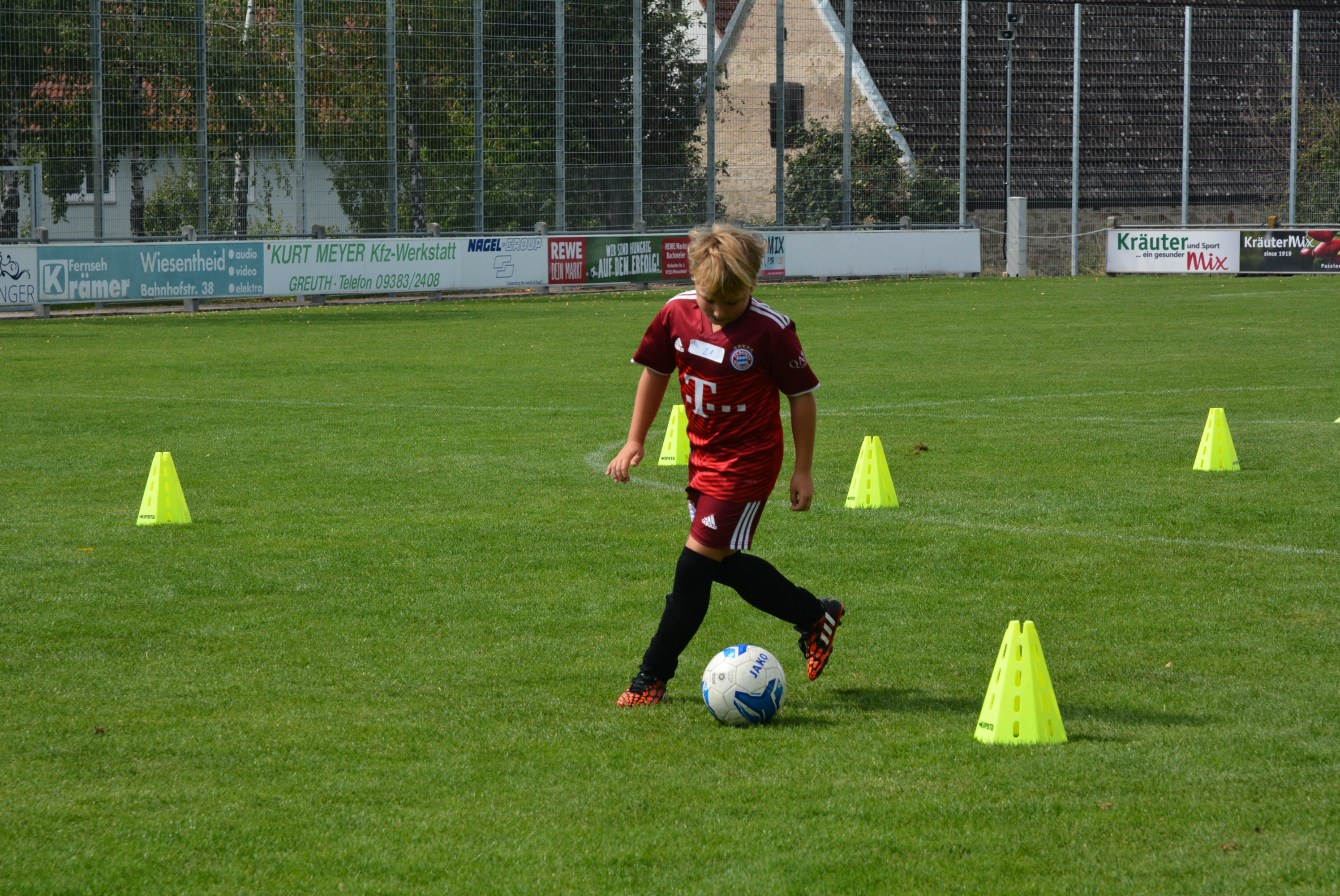 An den fünf verschiedenen Stationen konnten die Kids Punkte sammeln. So wie hier beim Dribbling-Parcour.